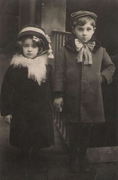 Aniouta et son frère Lucien, les deux enfants de Louba et Volf Chalit. Fonds Snégaroff