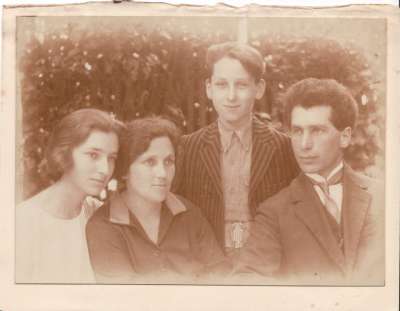 Olga, Dimitri Snégaroff et leurs deux enfants, Hélène et Grégoire