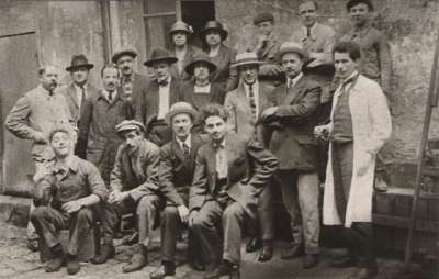 Personnel de l'Imprimerie Union. Dimitri Snégaroff est à droite en blouse blanche. Années 1920. Archives Snégaroff