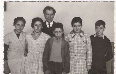 Dimitri Snégaroff avec cinq des enfants de la colonie d'Orly. Fin des années 30