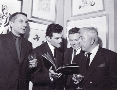 René Bertelé, Louis Barnier, Adrien Maeght et Jacques Prévert au vernissage de l'exposition des Collages de Jacques Prévert, Galerie Maeght, 1957. Photographie Pic