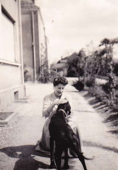 Niouta et son chien. Vers 1940.jpg