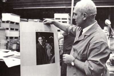 Yvette Troispoux. Joël Lepelletier avec une affiche représentant Jean Troispoux, 2 février 1986