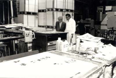 Maurice Estève et Louis Barnier à l'Imprimerie Union lors de la fabrication du catalogue de l'exposition Estève au Grand Palais, octobre 1986-janvier 1987. Photographie Monique Estève. 1986