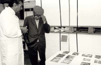 Maurice Estève et Louis Barnier à l'Imprimerie Union lors de la fabrication du catalogue de l'exposition Estève au Grand Palais, octobre 1986-janvier 1987. Photographie Monique Estève. 1986